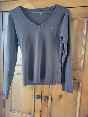Tommy Hilfiger Women's Scoop Neck Long Sleeve Sweater in Brown